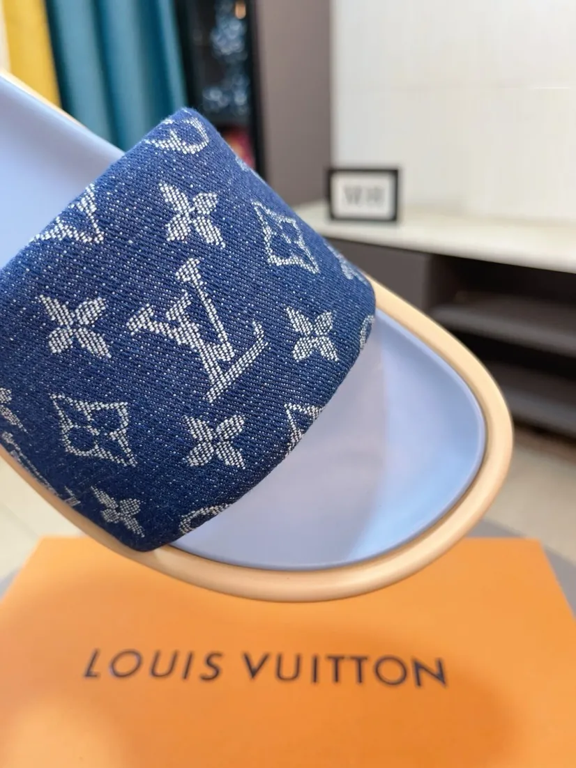 Ex-factory price 360🌹🌹 (lv-Louis Vuitton) New men's slippers, high-end boutique, exquisite embossed logo decoration on the upper, fine workmanship, super soft soles, casual, loose and comfortable, a must-have in summer! \nsize：38-44